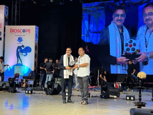 कटक (ओडिशा) में आयोजित बायोस्कोप इंटरनेशनल फिल्म फेस्टिवल &ndash; चित्र से चरित्र तक में रायपुर (छत्तीसगढ़) के युवा कलाकार योगेश अग्रवाल की लघु फिल्म &lsquo;होप &ldquo;का प्रदर्शन किया गया। इस फिल्म ने दर्शकों और फिल्म जगत की जूरी दोनों पर गहरी छाप छोड़ी।