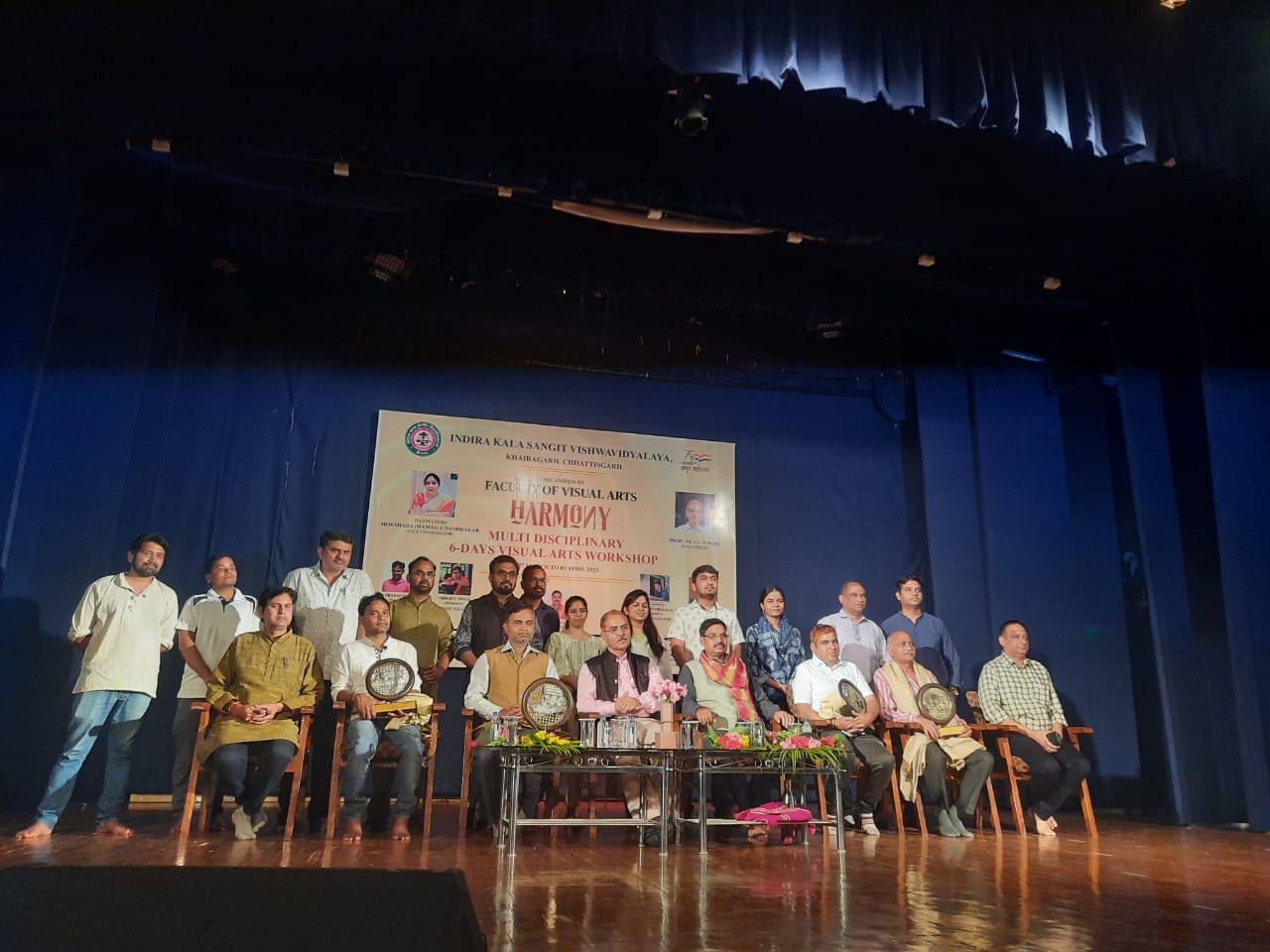 हार्मोनी: कल्पना को कैनवास पर उतारने की कला सीख रहे प्रतिभागी, खैरागढ़ विश्वविद्यालय में विजुअल आर्ट्स पर राष्ट्रीय कार्यशाला जारी