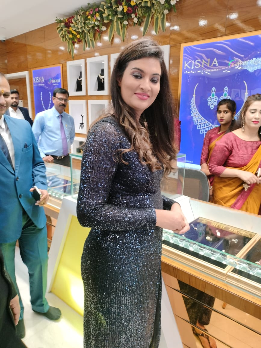 किसना डायमंड एंड गोल्ड ज्वेलरी प्रदर्शनी अब  अंबिकापुर शहर के सोनामहल दी ज्वैलरी मॉल में,बॉलीवुड अभिनेत्री सयाली भगत ने किया शोरूम का शुभारंभ 