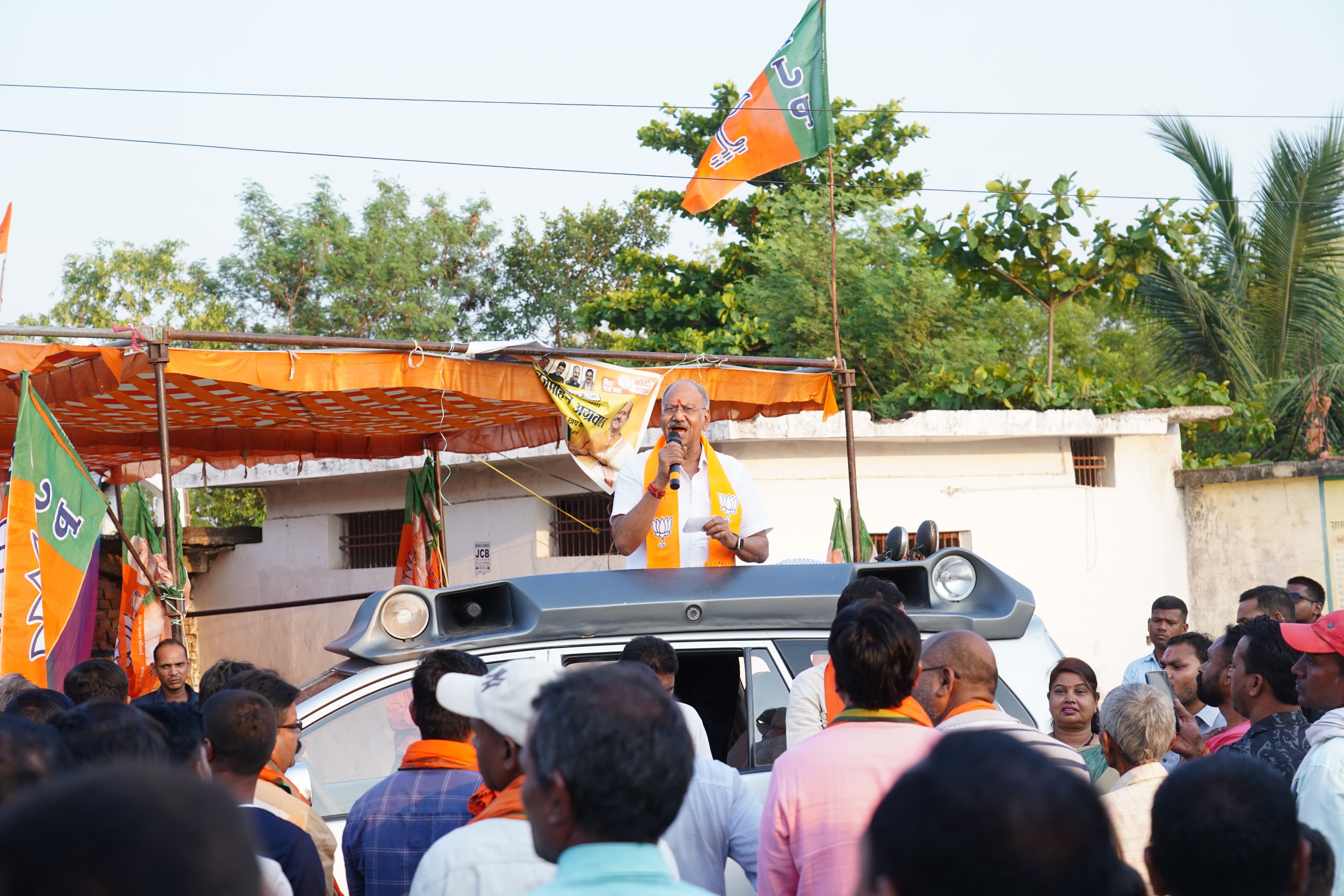 *बुलेट प्वाइंट्स* *रायपुर लोकसभा के भाजपा प्रत्याशी बृजमोहन अग्रवाल जी का जनसंपर्क दौरा*  @भाजपा सरकार धर्म और जाति की राजनीति नही करती है। भारतीय जनता पार्टी सबका साथ सबका विकास और सबका विश्वास पर काम करती है।   @2024 का लोकसभा चुनाव गांव, गरीब, किसान, युवाओं के विकास का चुनाव है।  @मोदी जी के 10 साल के कार्यकाल ने भारत की छवि को सुधार दिया है।   @ पूरी दुनिया में मोदी जी ने योग को एक नई पहचान दिलाई है।   @रायपुर ग्रामीण विधायक मोतीलाल साहू ने भी बृजमोहन अग्रवाल के लिए मांगे वोट   ,@रायपुर लोकसभा से भाजपा प्रत्याशी बृजमोहन अग्रवाल ने ग्रामीण मंडल, माना मंडल और भानपुरी मंडल के काठाडीह, दतरेंगा, धनेली, धरमपुरा, फुंडहर, अमलीडीह,पुरेना, लाभांडी, अवंती विहार, कचना फाटक, गणेश नगर, चंडी नगर, मड़ई मैदान, सड्डू, बीएसयूपी कॉलोनी, दलदल सिवनी इलाके का जनसंपर्क कर वोट मांगे।  @आज के जनसंपर्क में सांसद सुनील सोनी, विधायक मोतीलाल साहू, पूर्व विधायक नंद कुमार साहू, सुभाष तिवारी,  रायपुर ग्रामीण मंडल अध्यक्ष श्री जितेन्द्र धुरंधर, माना मंडल अध्यक्ष श्री रविन्द्र सिंह ठाकुर, भनपुरी मंडल अध्यक्ष श्री ओम