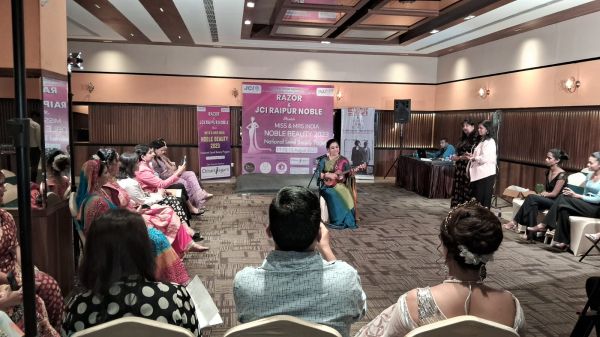 *मिस एंड मिसेज नोबल ब्यूटी का फाइनल कल*  *कैंसर अवेयरनेस व महिला सशक्तिकरण के लिए पहली बार महिला डाक्टरो की भी विशेष प्रतियोगिता*   रायपुर। महिलाओ में तेजी से बढ़ रहे कैंसर के प्रति जागरूक करने एवं महिला सशक्तिकरण को बढ़ावा देने के उद्देश्य से छत्तीसगढ़ के विभिन्न शहरों से महिला चिकित्सक पहली बार छत्तीसगढ़ की राजधानी रायपुर में ब्यूटी कांटेस्ट में रैंप में अपनी प्रतिभा दिखाएंगी। रेजर व जेसीआई रायपुर नोबल द्वारा आयोजित मिस एंड मिसेज इंडिया नोबल ब्यूटी प्रतियोगिता का फाइनल रविवार 13 अगस्त को संपन्न होगा जिसमे मुख्य अतिथि जेसीआई के फाउंडर राजेश अग्रवाल व विशिष्ठ अतिथि जेसीआई जोन 9 अध्यक्ष सीए आकाश सुंदरानी होंगे के साथ ही अन्य  अतिथी मौजूद रहेंगे।  कार्यक्रम में ट्यूरिज्म पार्टनर के रूप में छत्तीसगढ़ ट्यूरिज्म बोर्ड शामिल है। आयोजक दीपक श्रीवास्तव ने बताया की फाइनल राउंड के पहले चयनित अंतिम प्रतिभागियों की ग्रूमिंग की गई।प्रतियोगीता के ज्यूरी सदस्यो के द्वारा प्रतिभागियों को अनेक टास्क दिया गया जिसमे कैंसर अवेयरनेस पर स्पीच, सामाजिक कार्यों की जानकारी एवं अपनी भूमिका व सामाजिक गतिविधियों 