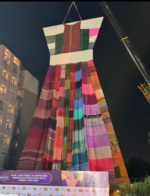स्वर्णिम यूनिवर्सिटी के छात्रों ने गांधीनगर में इस नवरात्रि के दौरान दुनिया की सबसे बड़ी पारंपरिक नवरात्रि पोशाक का किया अनावरण*