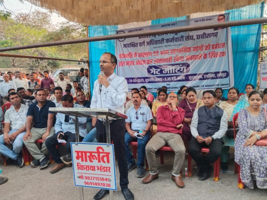 विद्युत कर्मचारियों ने किया पदोन्नति में आरक्षण को लेकर प्रदर्शन रायपुर। विद्युत कंपनी में कार्यरत अधिकारी कर्मचारियों ने शुक्रवार की शाम को डंगनिया मुख्यालय के गेट के सामने बैठकर पदोन्नति में आरक्षण एवं अन्य सांगठनिक मांगों को लेकर जमकर प्रदर्शन किया। विरोध प्रदर्शन के बाद भी मांगें पूरी नहीं जाती है तो कर्मचारी 10 मार्च को क्षेत्रीय एवं मुख्यालय स्तर पर एक दिवसीय सामूहिक अवकाश लेकर प्रदर्शन करेंगे। इसके बाद भी उनकी मांगें नहीं मानी जाती है तो 17 मार्च से विद्युत कर्मचारी अनिश्चितकालीन सामूहिक धरने पर चले जाएंगे। धरना प्रदर्शन में प्रमुख रुप से आरक्षित वर्ग अधिकारी कर्मचारी संघ के प्रांतीय महासचिव इंजीनियर जी .के. मंडावी, अध्यक्ष इंजीनियर आर.एल. ध्रुव, सुमीत चौहान, कोषाध्यक्ष मनहरण चंद्रवशी के अलावा सैकड़ों  कर्मचारी व अधिकारी मौजूद थे।  कर्मचारियों का कहना था कि पदोन्नति में आरक्षण को लेकर राज्य सरकार द्वारा 16.04.2024 को जारी हाईकोर्ट के निर्देशानुसार आरक्षण नियम के नियम 5 को अधिसूचित करने हेतु पिंगुआ कमिटी का गठन किया गया है। वहीं पर विद्युत कंपनी प्रबंधन द्वारा छ.ग. शासन से अनुमोद