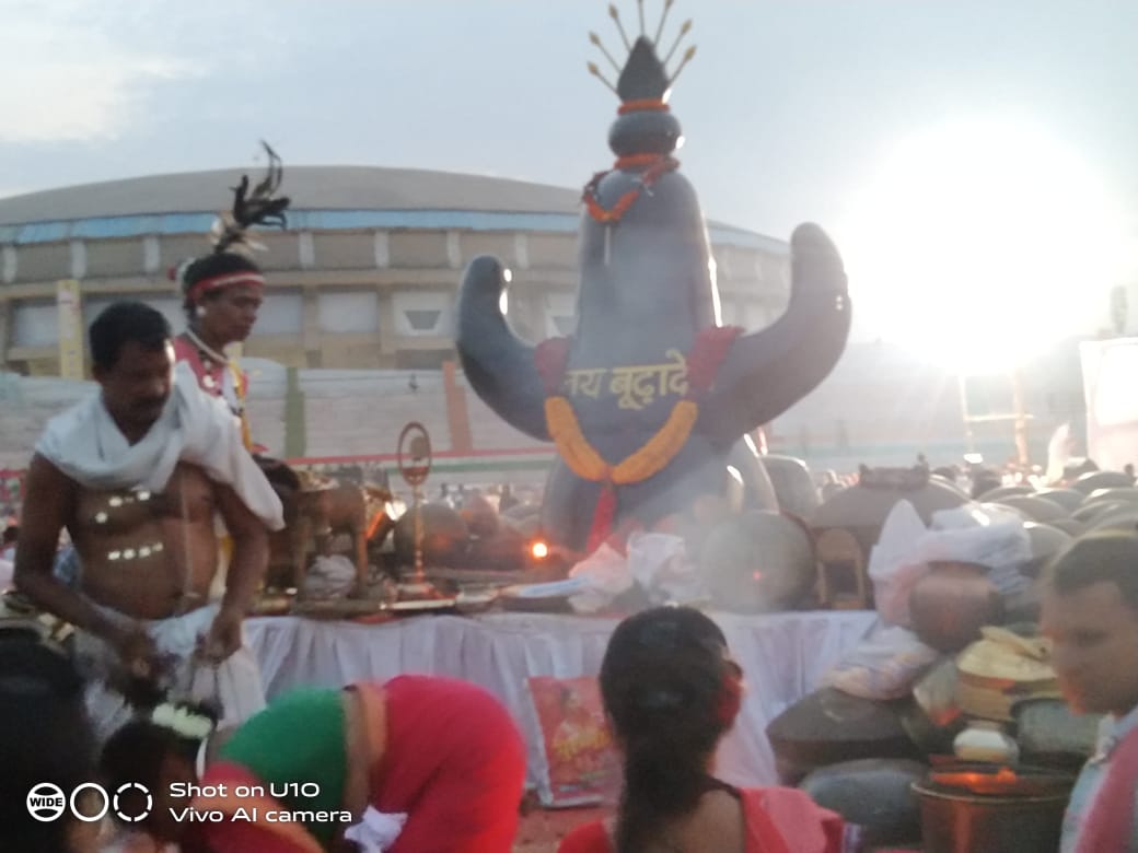 बुढ़ादेव की विशाल प्रतिमा स्थापित करने कांसा दान