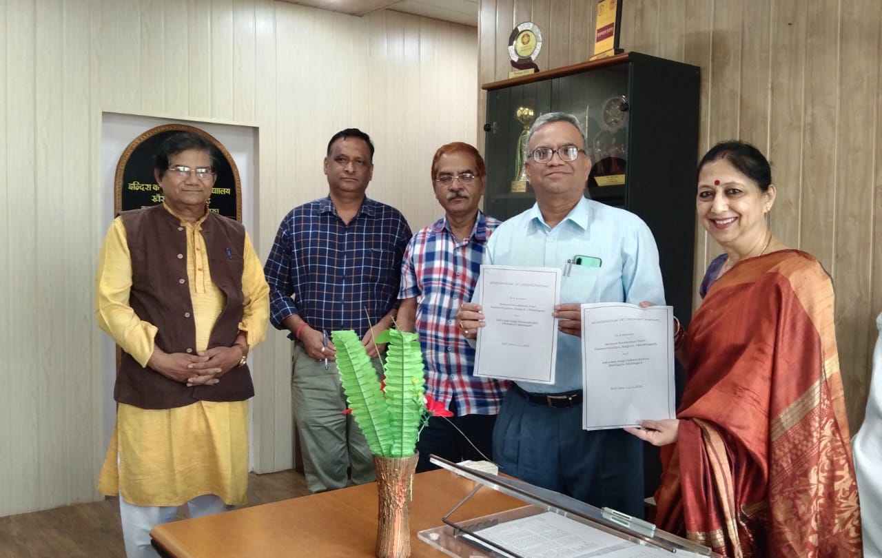 खैरागढ़ विश्वविद्यालय : जंगलपुर पहुंचे कला के विद्यार्थी, ग्रामीणों के साथ मनाया विश्व आदिवासी दिवस 