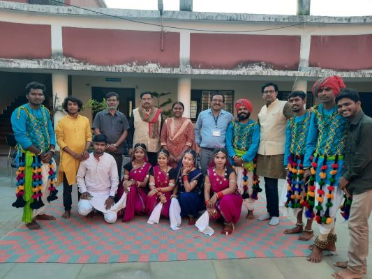 खैरागढ़ की धरती पर जीवंत हुई पंजाब और बुंदेलखंड की संस्कृति, लोक-संगीत के विद्यार्थियों ने दी शानदार प्रस्तुति