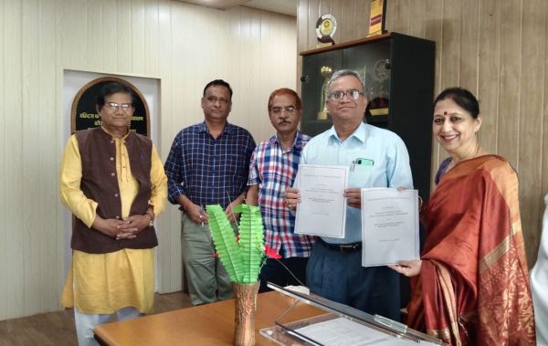 खैरागढ़ विश्वविद्यालय : जंगलपुर पहुंचे कला के विद्यार्थी, ग्रामीणों के साथ मनाया विश्व आदिवासी दिवस 