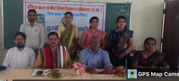 दोहा, छंद और चौपाई पर गायन की अनूठी प्रतिस्पर्धा, पुरस्कारों पर खैरागढ़ विश्वविद्यालय के विद्यार्थियों का कब्जा   खैरागढ़। इन्दिरा कला संगीत विश्वविद्यालय, खैरागढ़ के हिन्दी विभाग में तुलसी जयंती समारोह एवं दोहा-चौपाई गायन प्रतियोगिता सम्पन्न हुई। कार्यक्रम का शुभारंभ संकायाध्यक्ष प्रो.डॉ. काशी नाथ तिवारी, विभागाध्यक्ष प्रो. राजन यादव, प्रो. मृदुला शुक्ल, डॉ. देवमाईत मिंज एवं निर्णायक मण्डल के द्वारा दीप जलाकर किया गया।  प्रो. शुक्ल ने तुलसी जयंती मनाने के उद्देश्य पर प्रकाश डालते हुए गीतावती पर चर्चा की। डॉ. पूर्णिमा केलकर ने तुलसी के महिमाशाली व्यक्त्वि कृतित्व का व्याख्यान किया। कार्यक्रम के अध्यक्ष प्रो. राजन यादव ने तुलसी के समकालीन परिवेश तथा वर्तमान में तुलसी साहित्य की प्रासंगिता पर सोदाहरण प्रकाश डाला।  कार्यक्रम के द्वितीय चरण में तुलसीदास रचित ग्रंथों के केवल चौपाई एवं दोहा छन्दों पर गायन प्रतियोगिता सम्पन्न हुई, जिसमें वीरमति कैवर्त ने प्रथम, दीपक जांगड़े ने द्वितीय तथा मुस्कान ने तृतीय स्थान प्राप्त किया। प्रीतिराज, प्रवीण कुमार और साक्षी ने सान्तवना पुरस्कार प्राप्त किया।