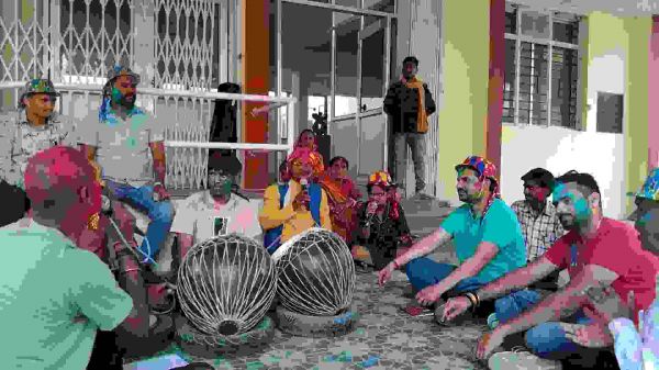 होली पर खैरागढ़ विश्वविद्यालय में उड़े रंग-ग़ुलाल, फाग-गीतों पर झूमते-थिरकते रहे कर्मचारी 