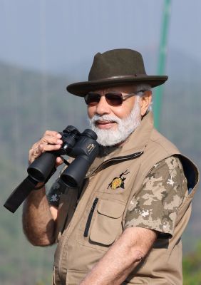 पीएम मोदी थेप्पाकडू हाथी शिविर में अपने दौरे के दौरान हाथी को गन्ना खिलाते नजर आए&hellip;