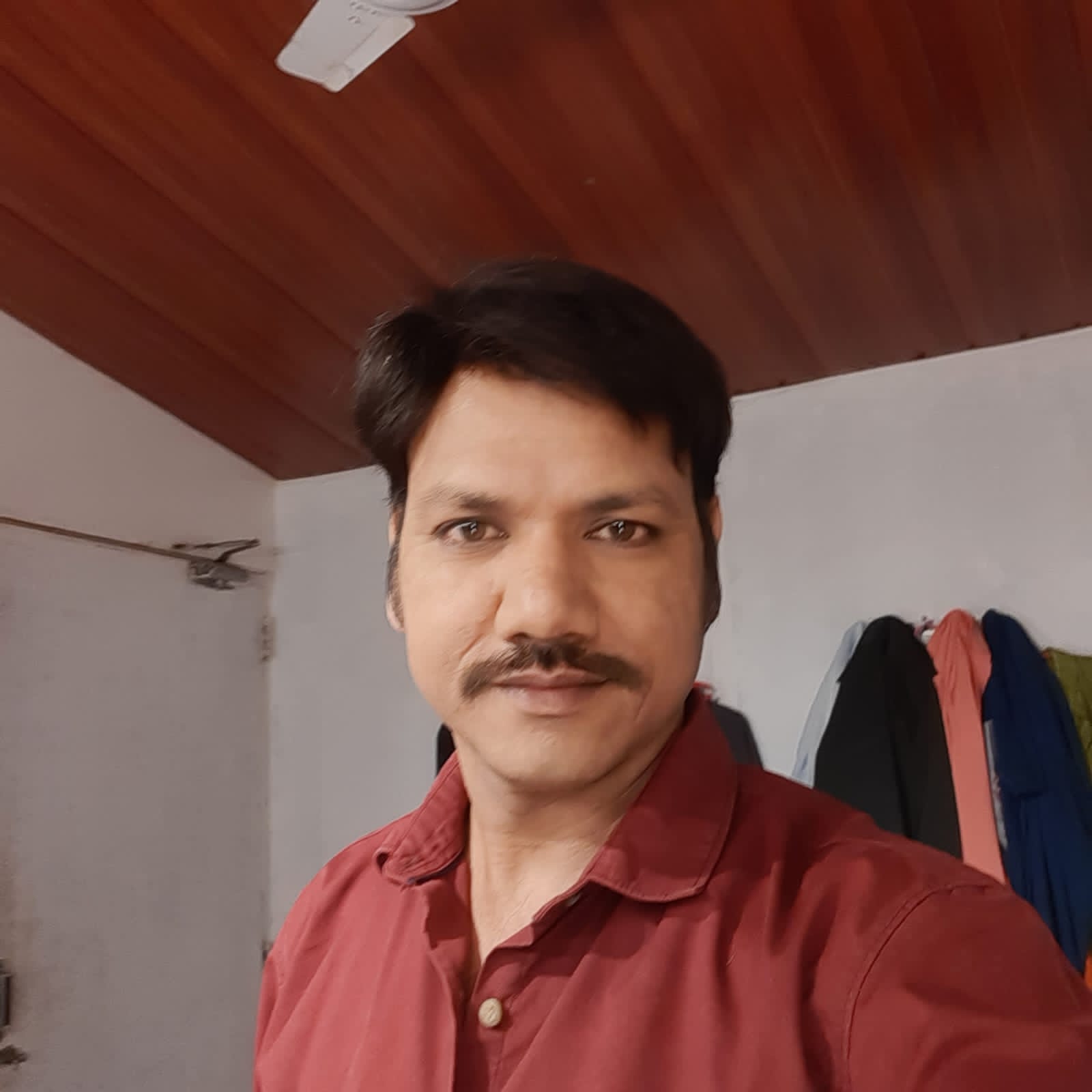 हम बंजारे हिंदी फिल्म में लीड रोल में धमेंद्र अहिरवार*